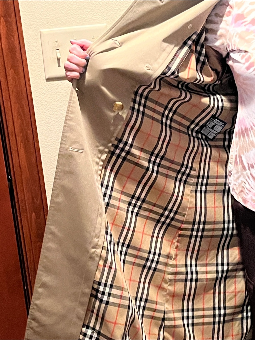 Burberrys Beige Double-Breasted, Belted Trench Coat with Zip-out Lining. - Picture 6 of 12